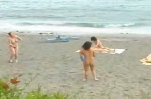 【ヌーディストビーチ】日本人の女の子が全裸のビーチがエロすぎるｗ
